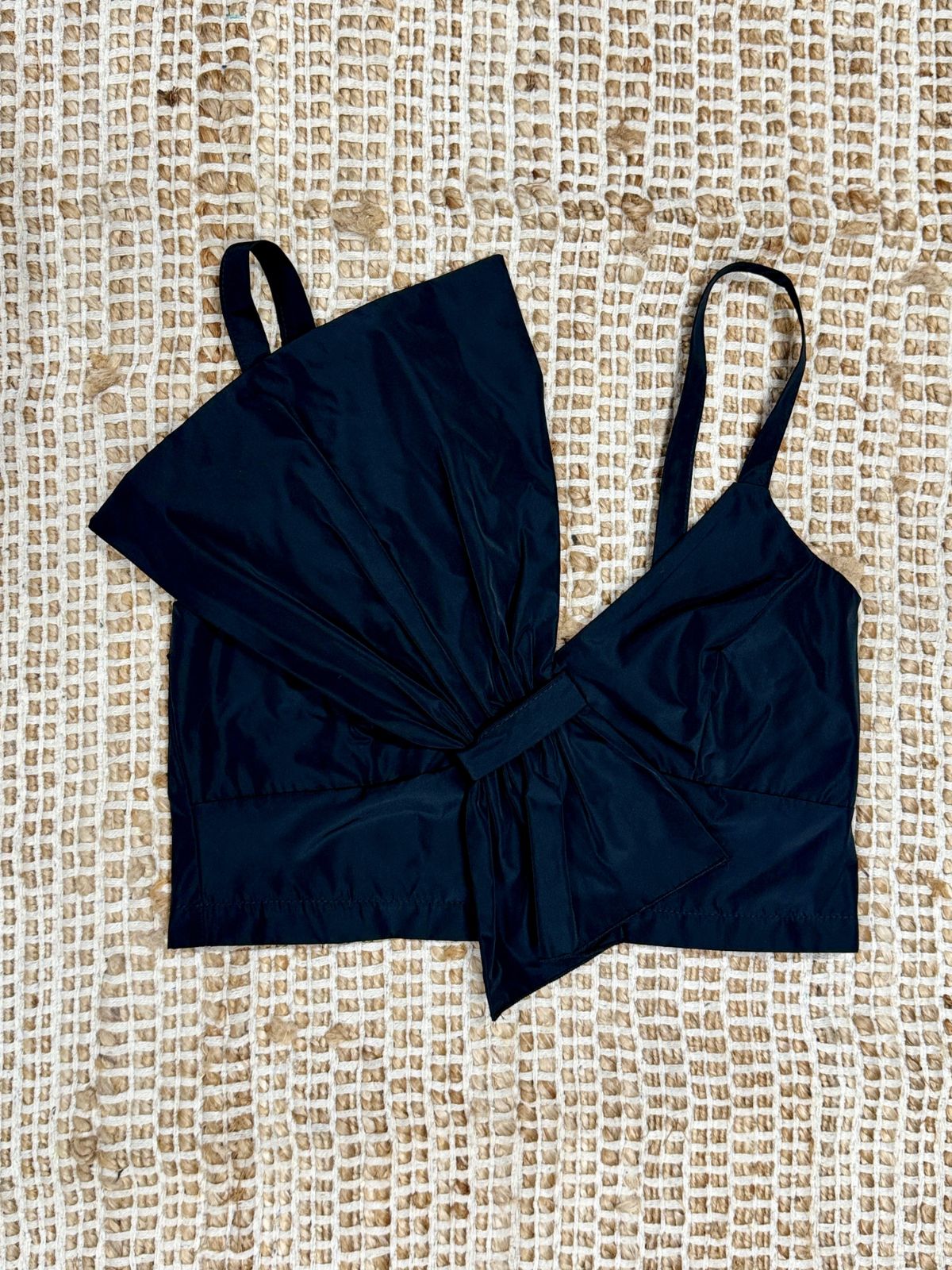 Top con fiocco nero