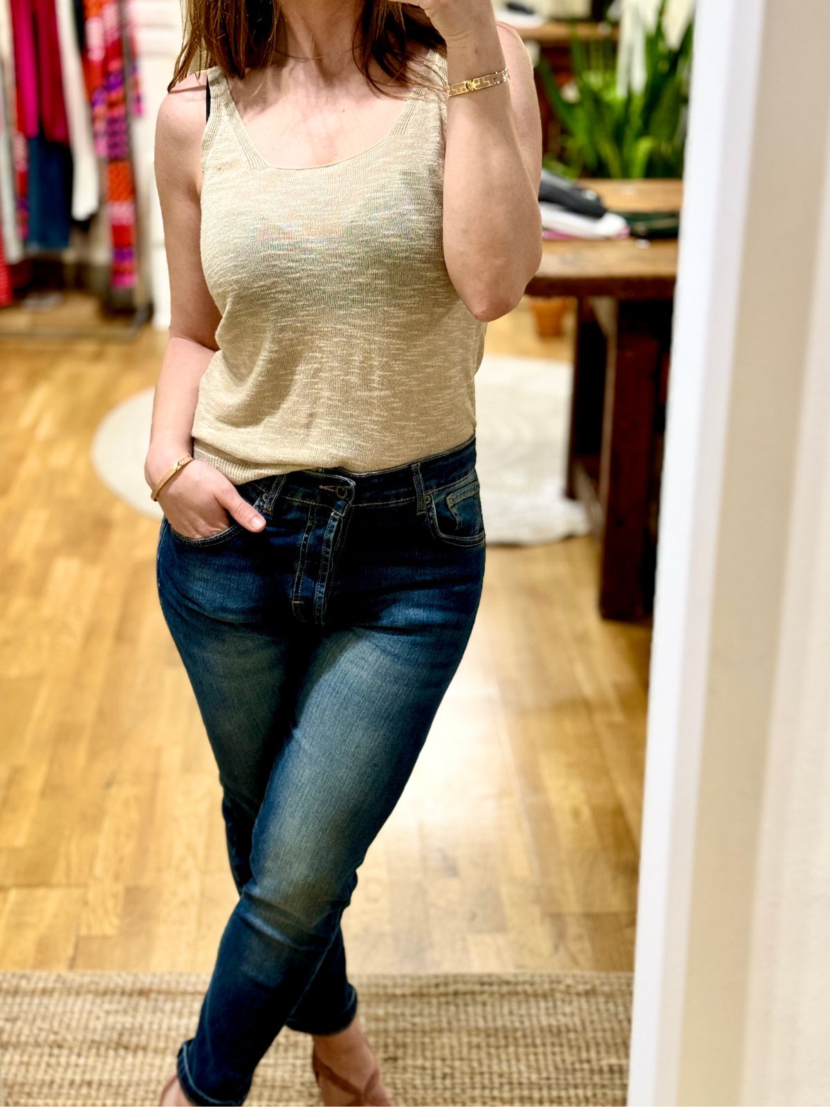 Jeans elasticizzato con lavaggio al thè