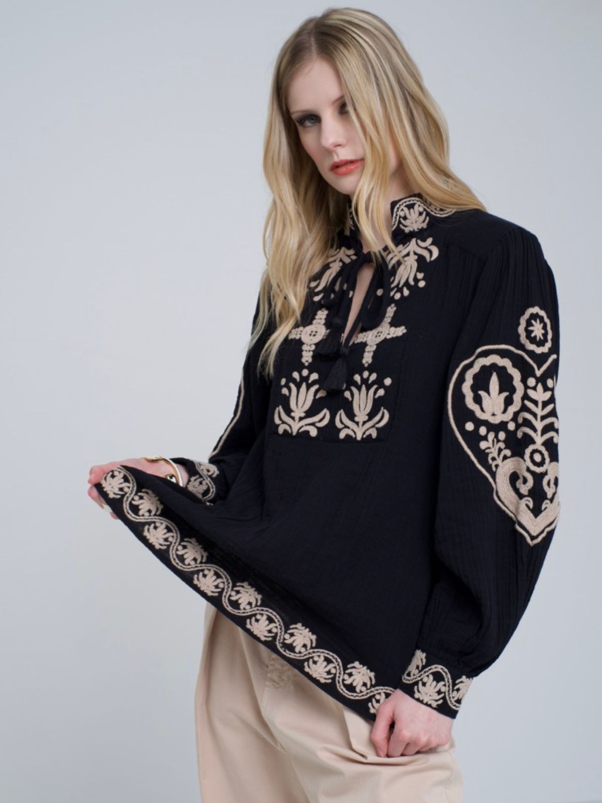 Blusa nera ricamata