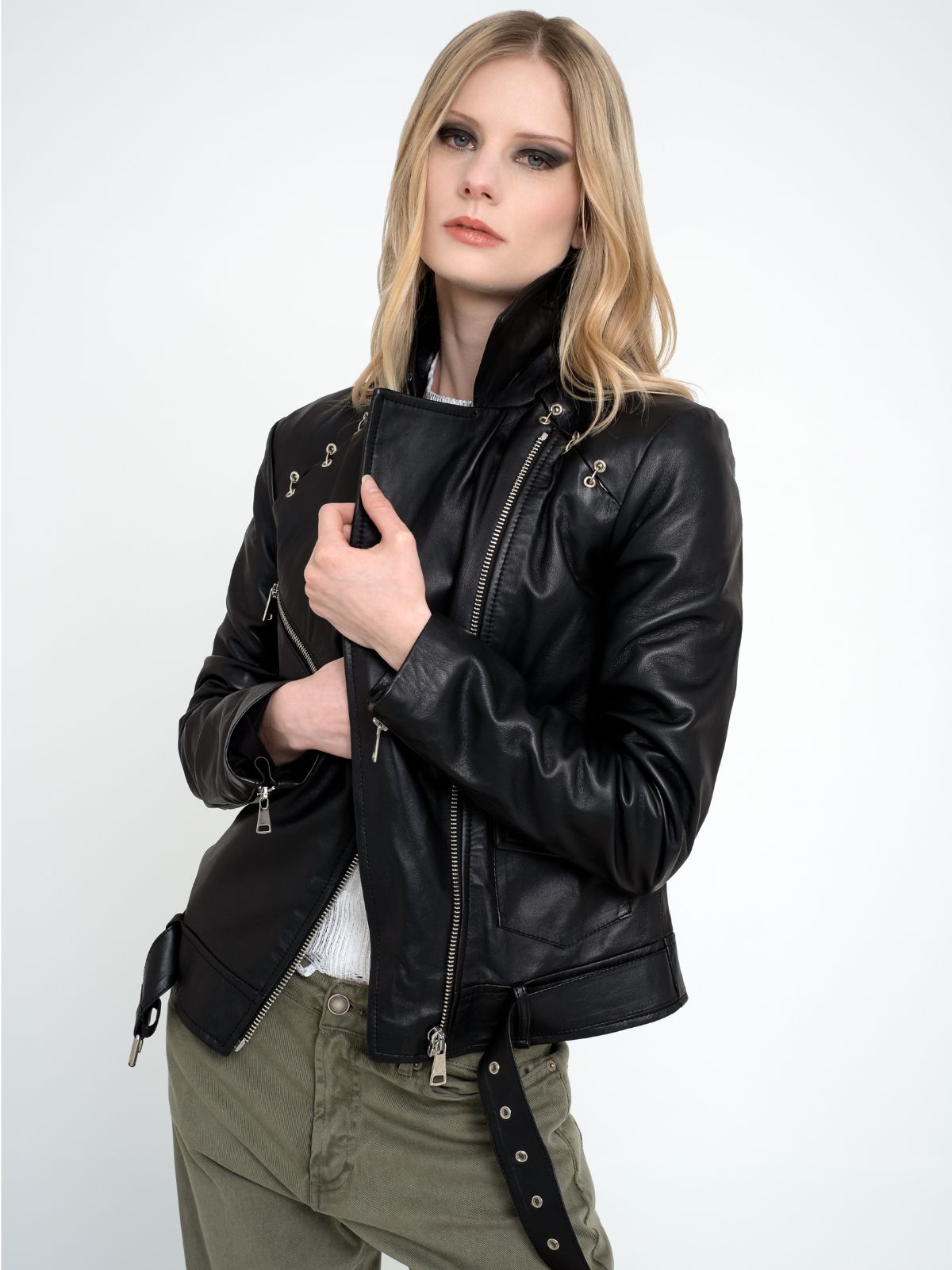 Biker in vera pelle con dettaglio sulla spalla