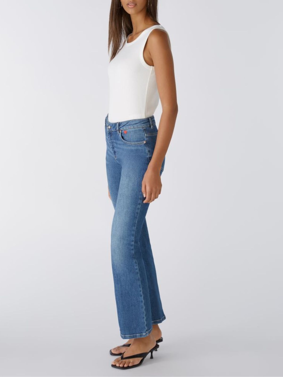 Jeans a zampa con cuore ricamato