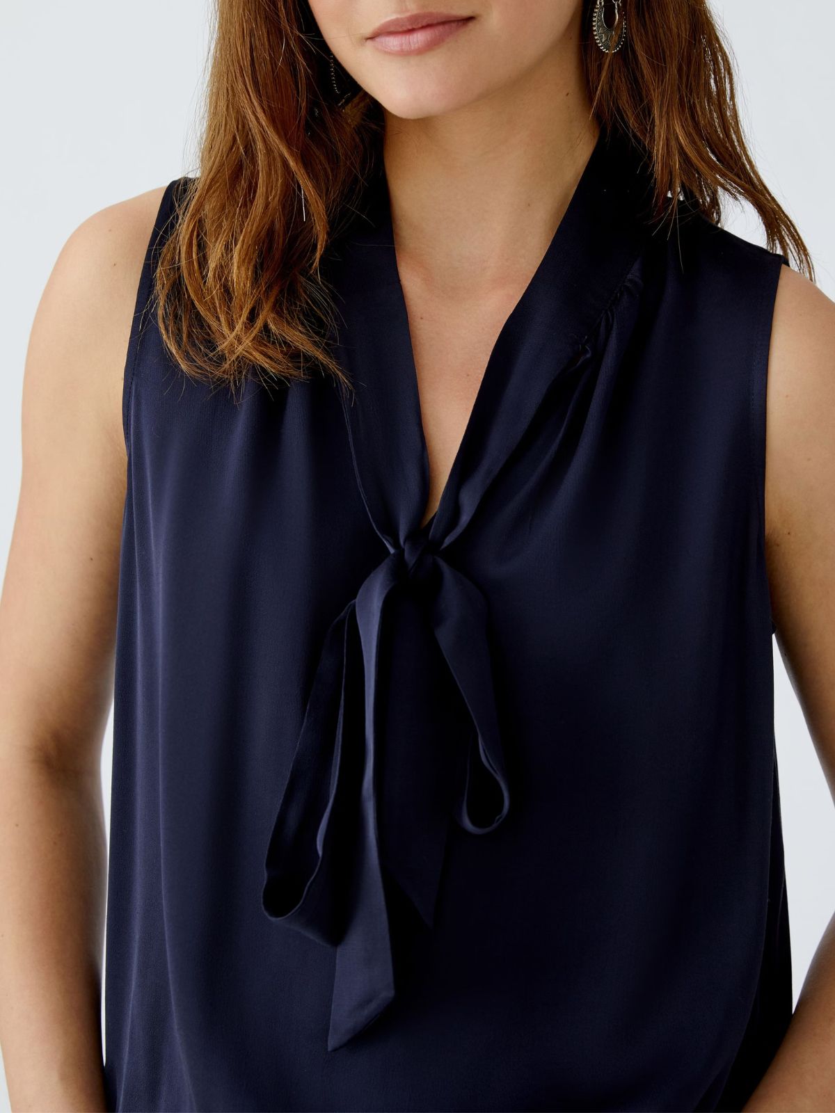 Blusa blu con scollo da annodare