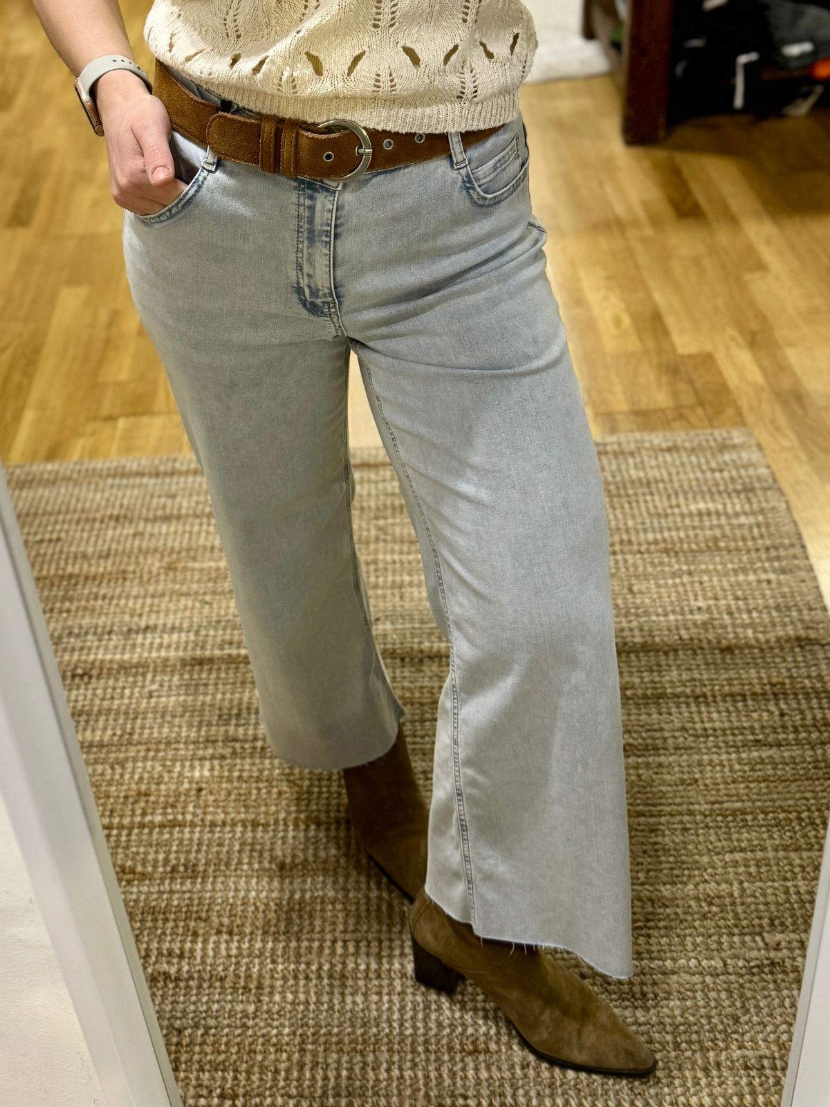 Jeans a palazzo sfrangiato al fondo