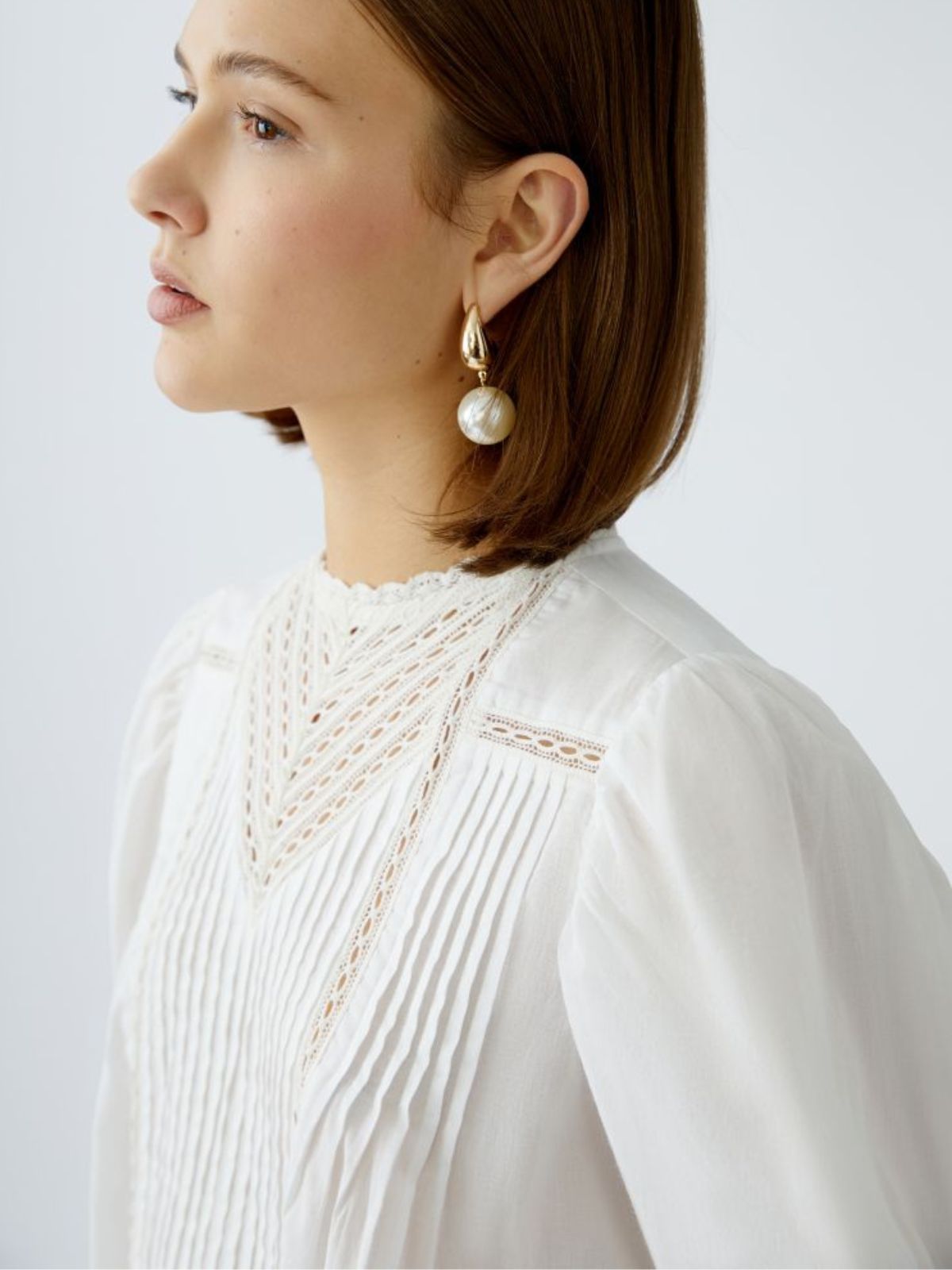 Blusa bianca con piegoline