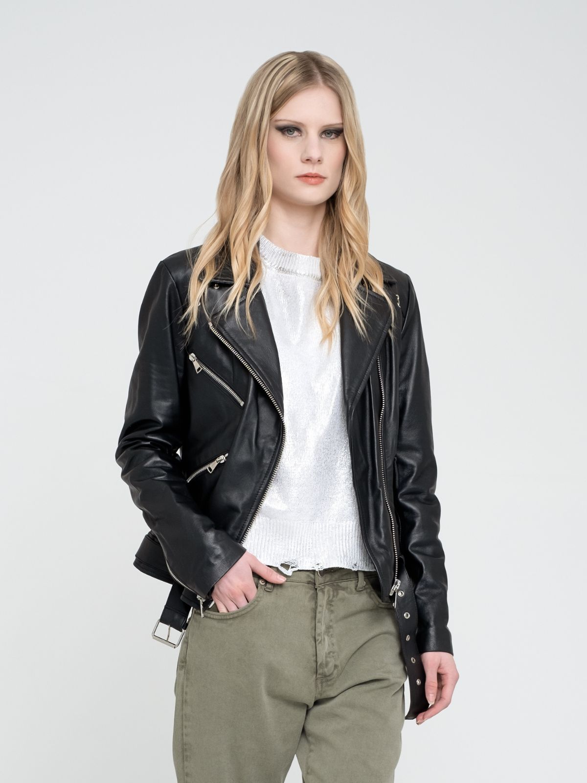 Biker in vera pelle con dettaglio sulla spalla