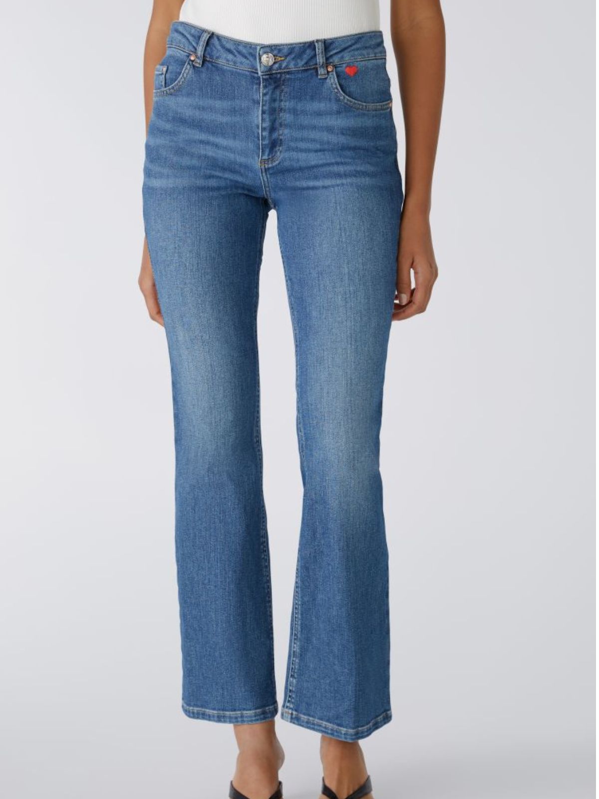 Jeans a zampa con cuore ricamato