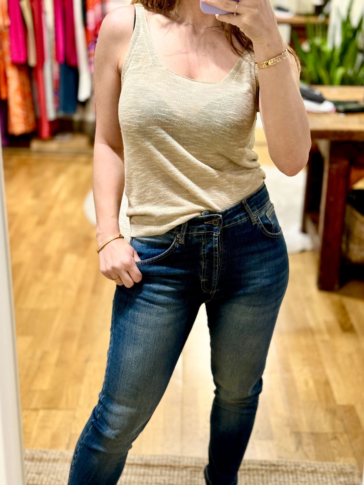 Jeans elasticizzato con lavaggio al thè