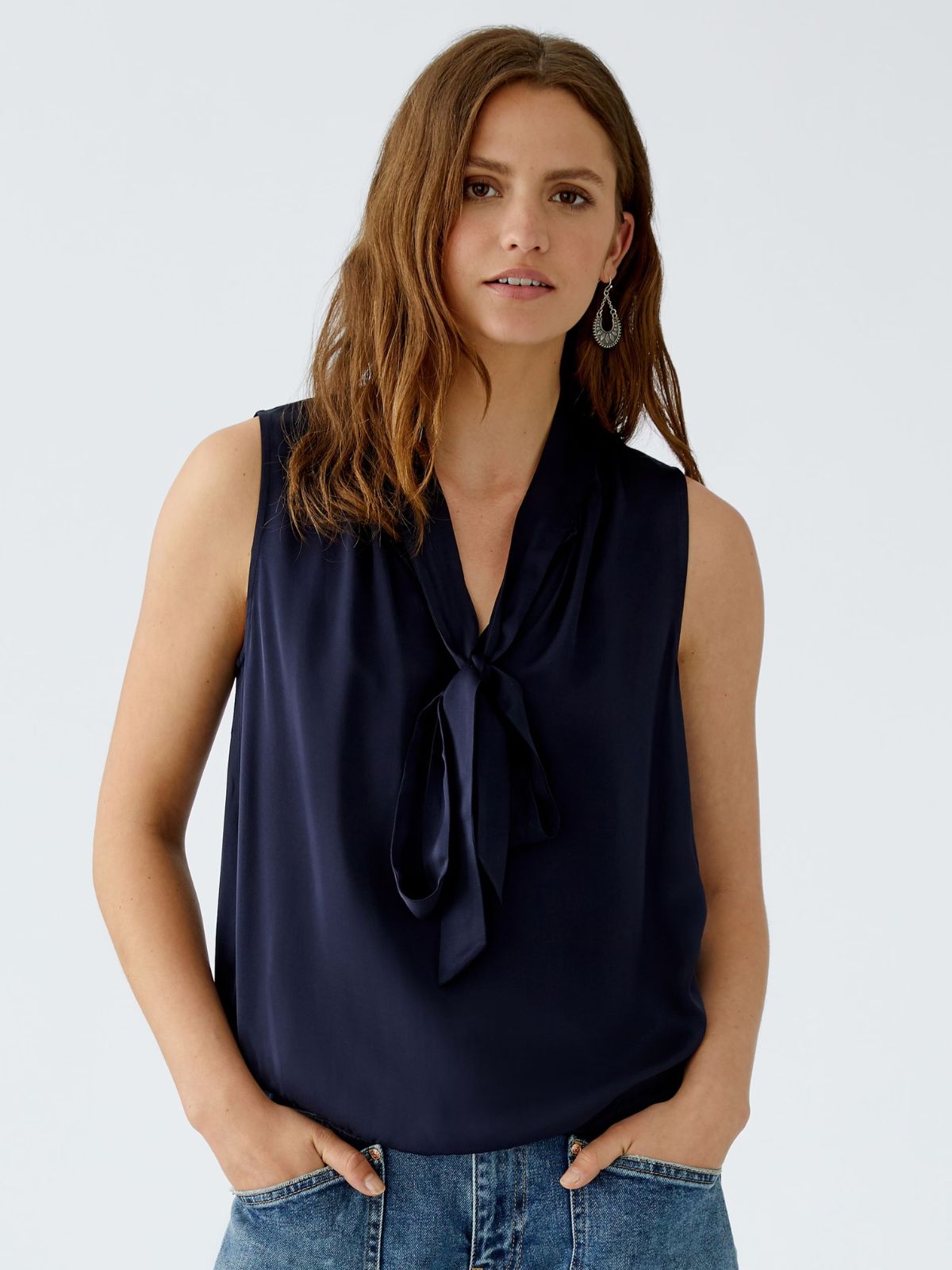Blusa blu con scollo da annodare