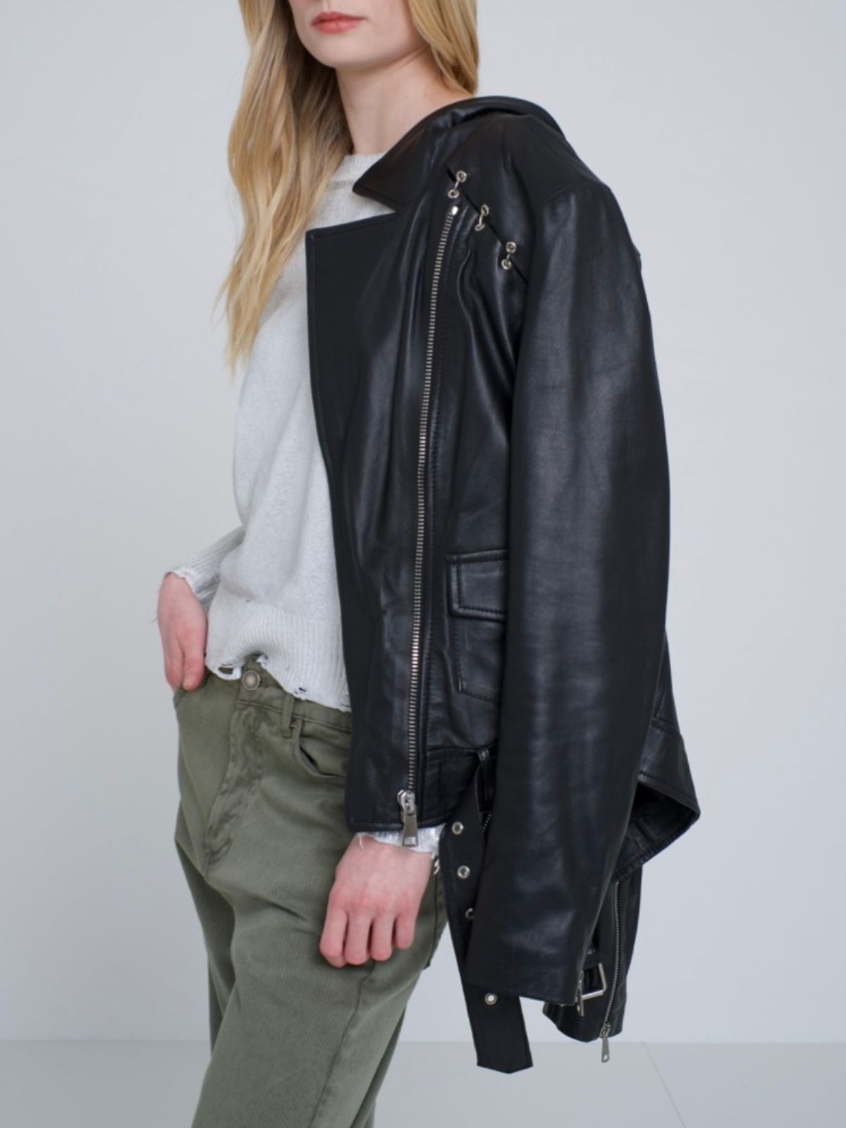 Biker in vera pelle con dettaglio sulla spalla