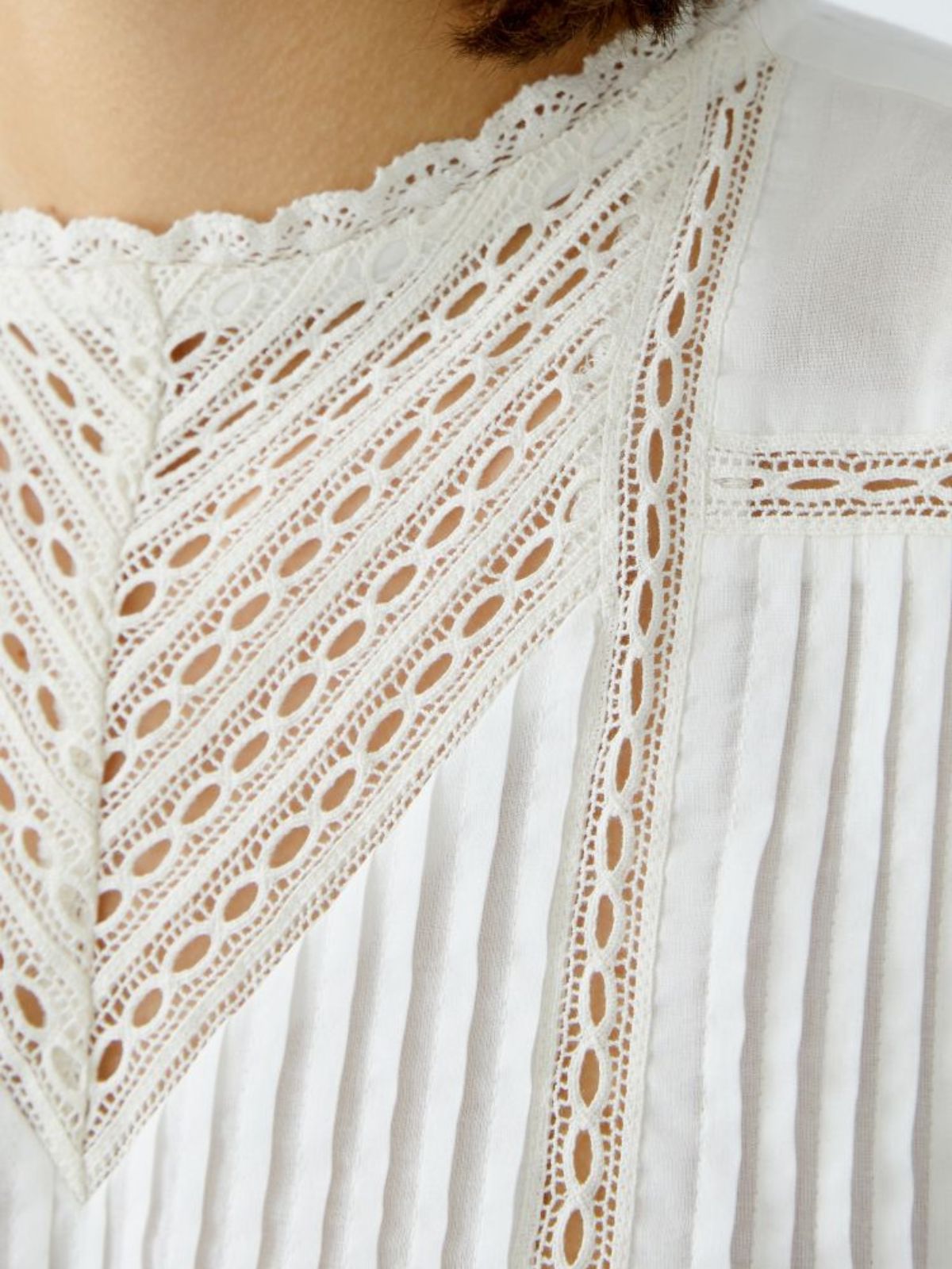 Blusa bianca con piegoline