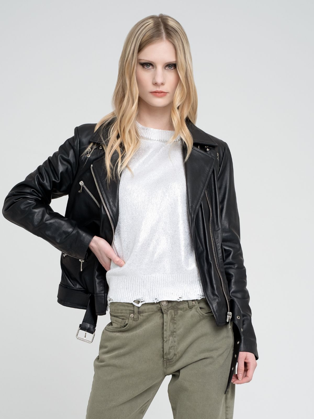 Biker in vera pelle con dettaglio sulla spalla