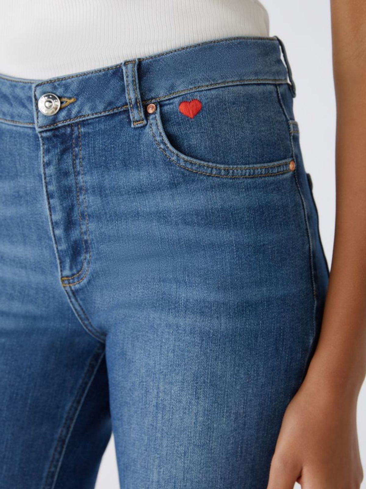 Jeans a zampa con cuore ricamato