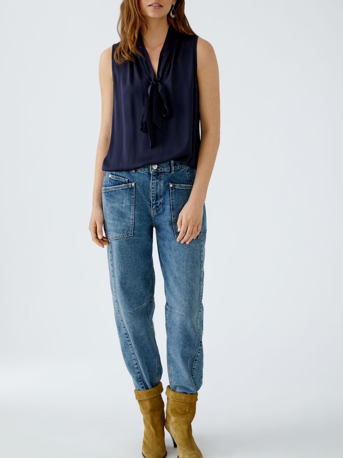 Blusa blu con scollo da annodare