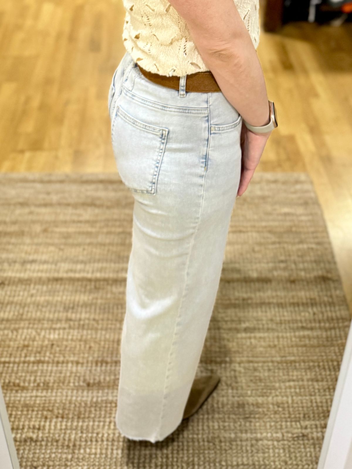 Jeans a palazzo sfrangiato al fondo