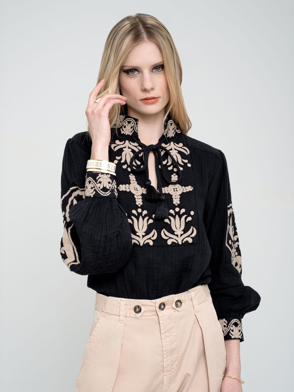 Blusa nera ricamata