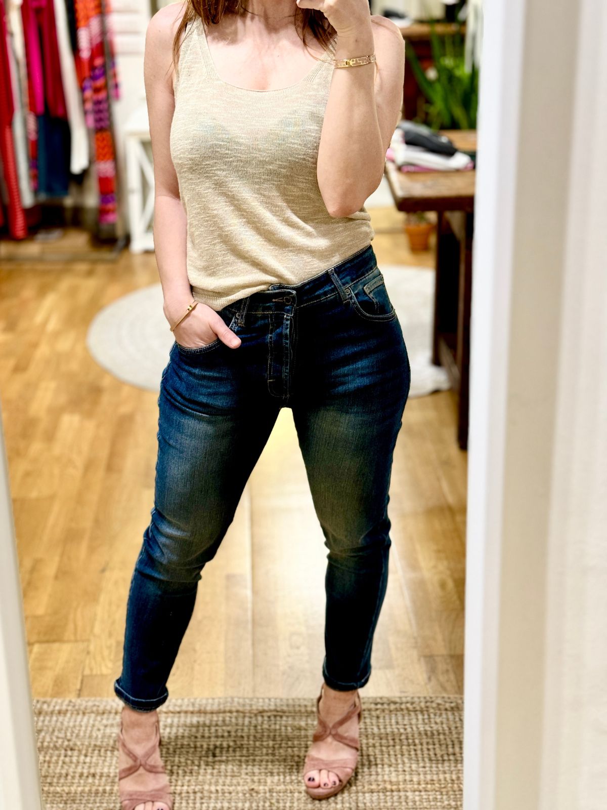 Jeans elasticizzato con lavaggio al thè