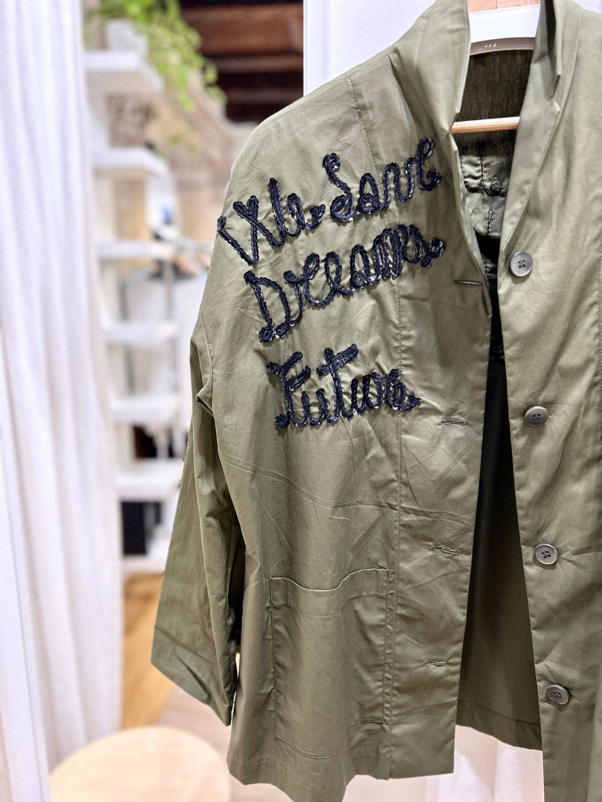 Camicia verde militare con ricamo in paillettes