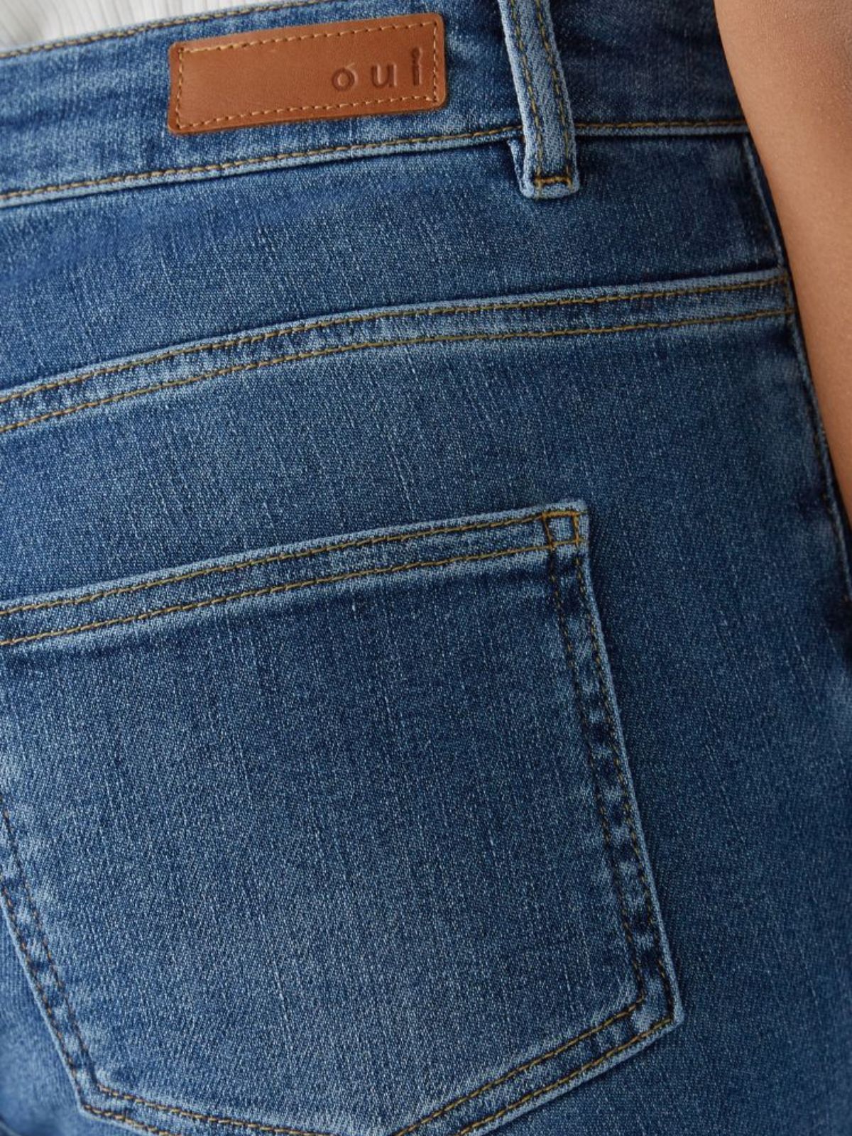 Jeans a zampa con cuore ricamato