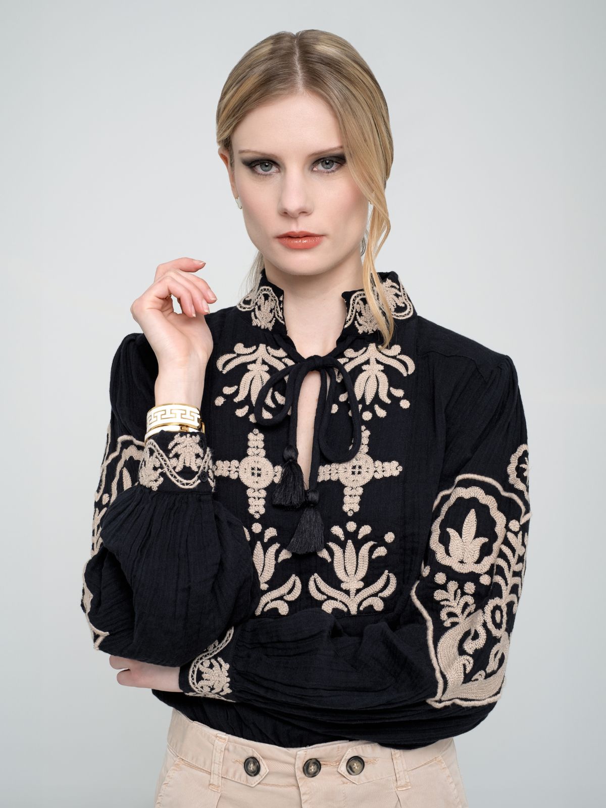 Blusa nera ricamata