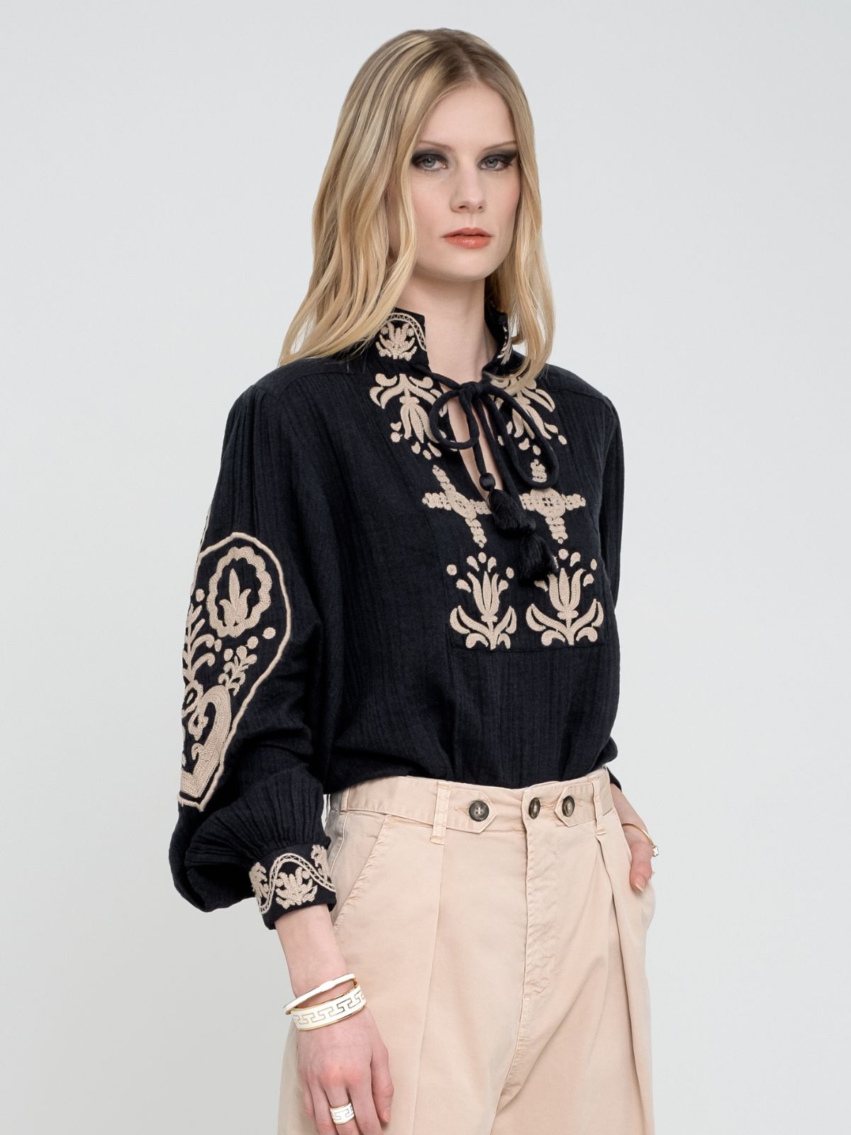 Blusa nera ricamata