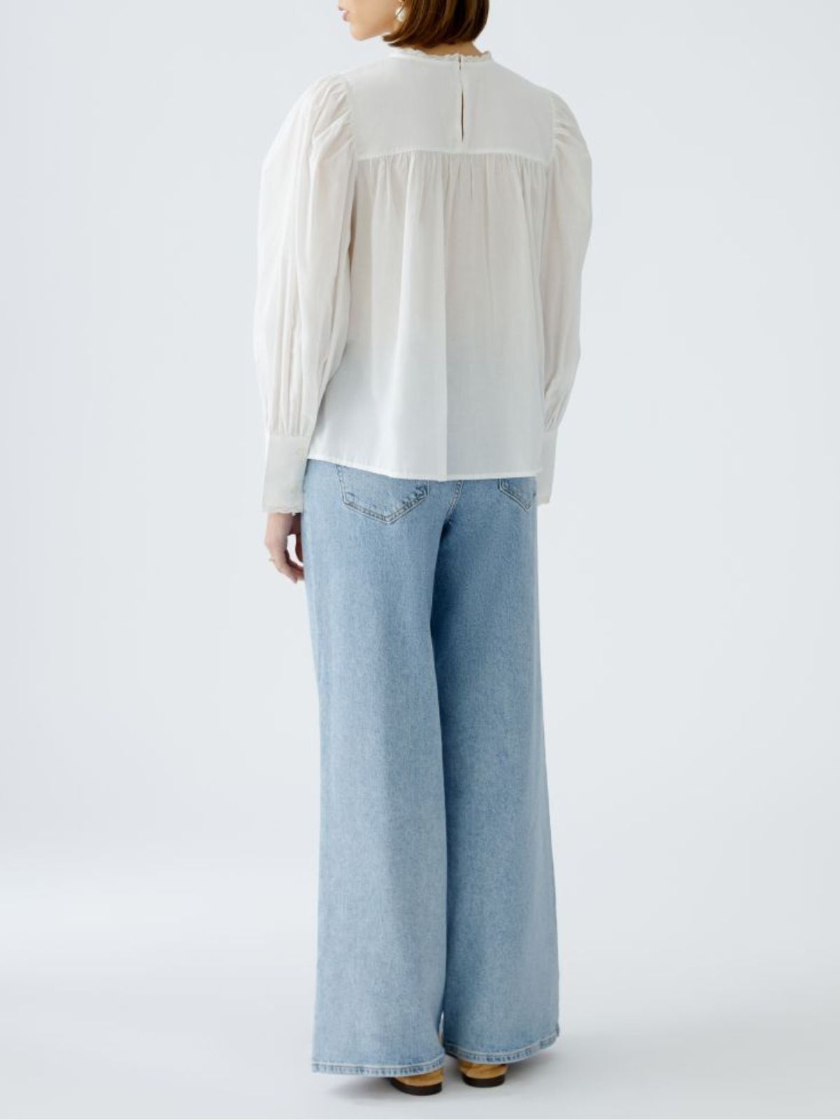 Blusa bianca con piegoline