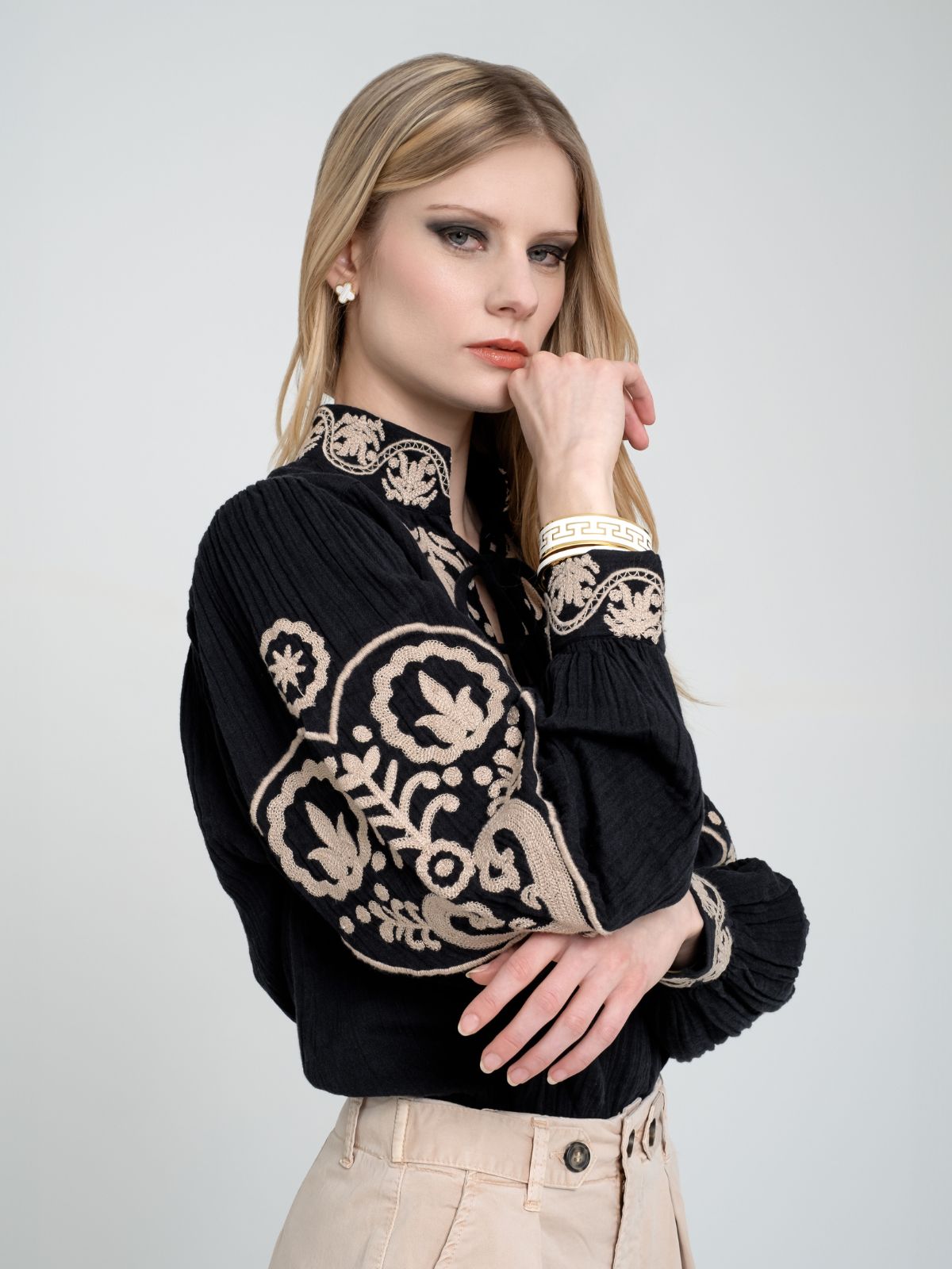 Blusa nera ricamata