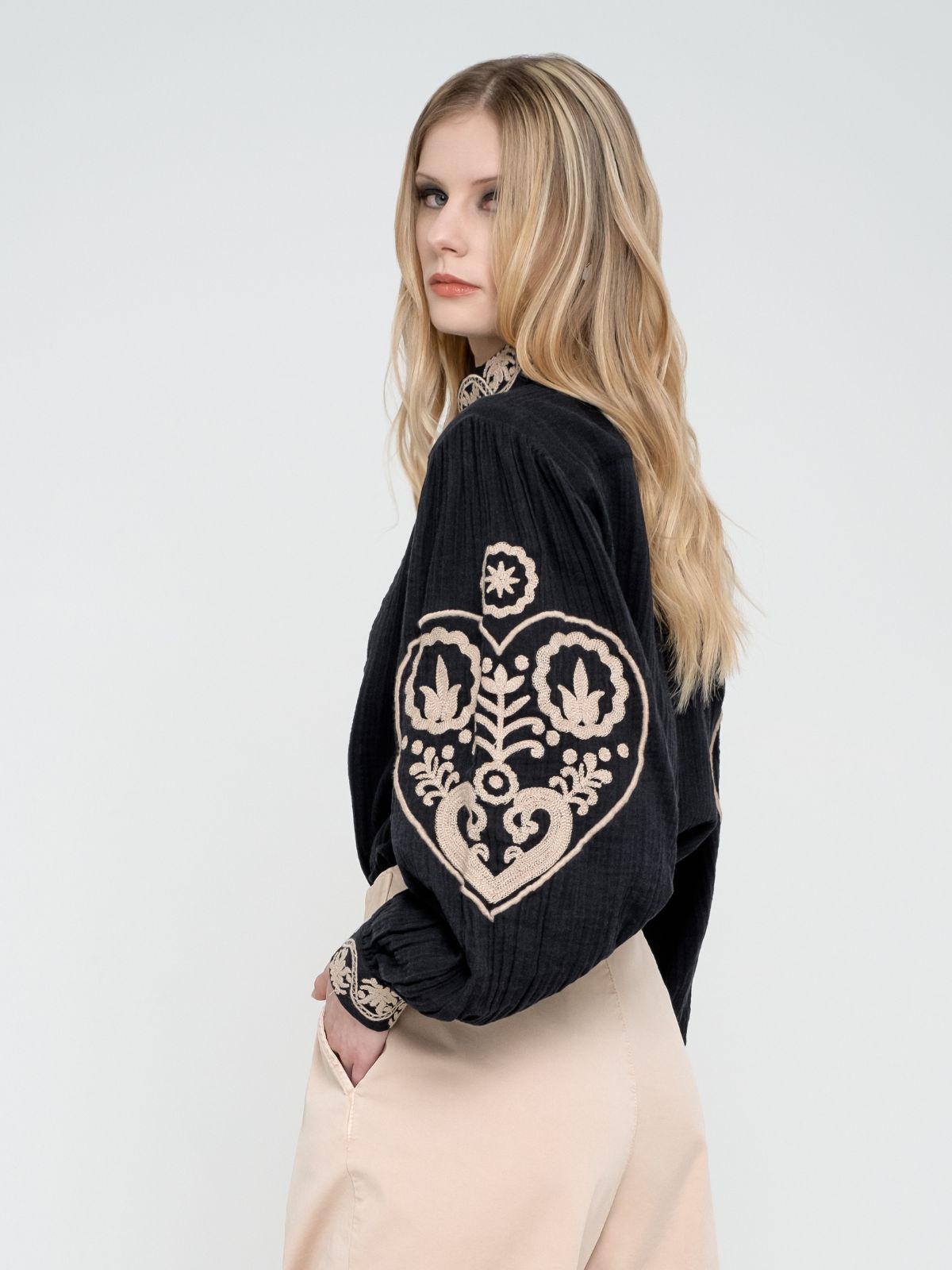 Blusa nera ricamata