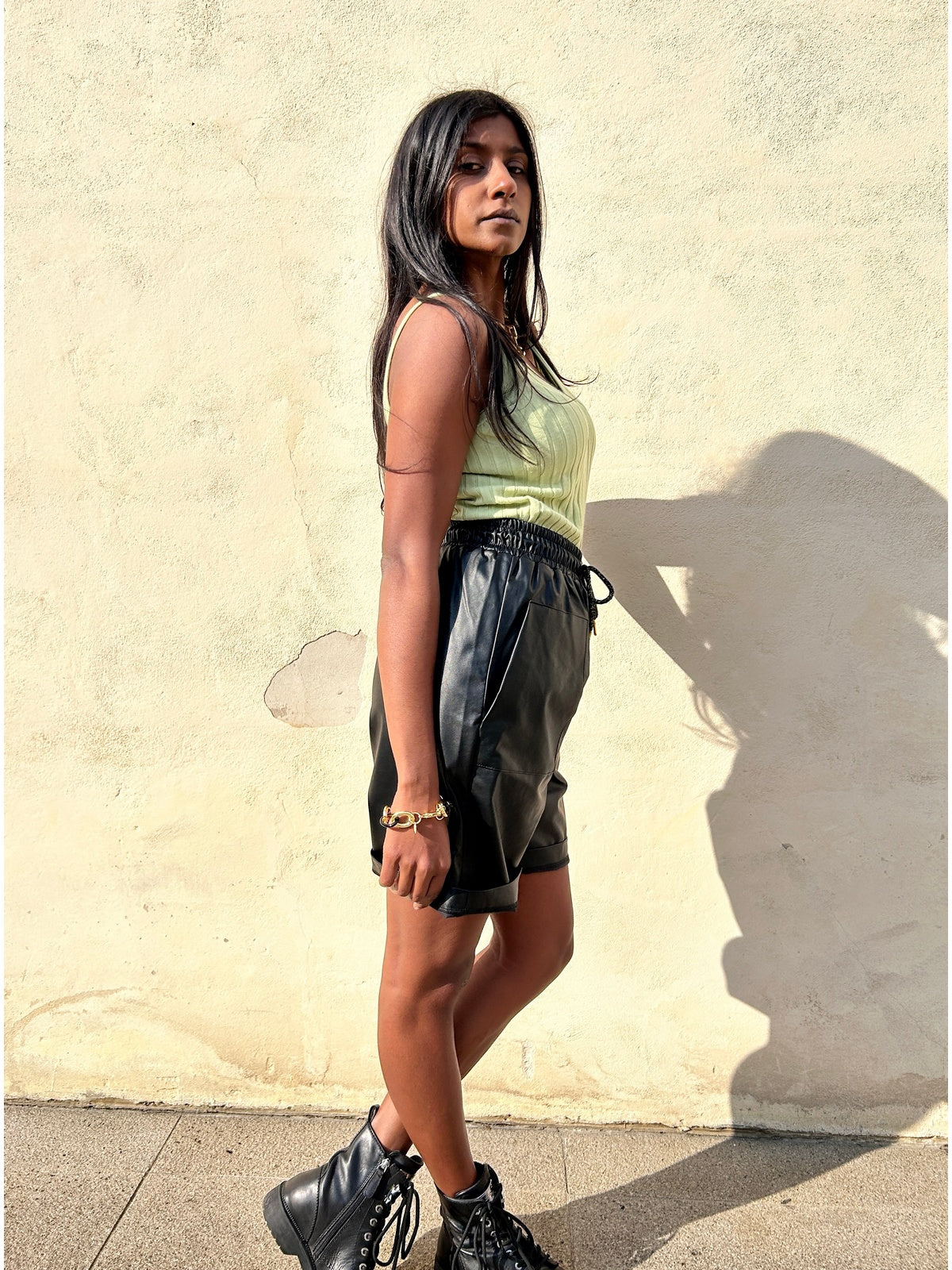 Pantalone in ecopelle modello bermuda