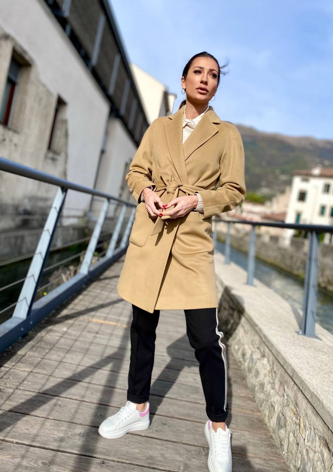 Cappottino in lana modello vestaglia color cammello