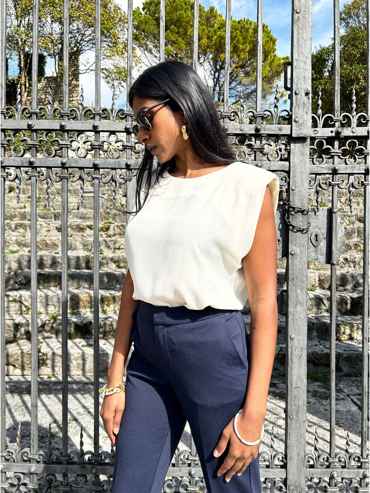 Blusa con spallina imbottita
