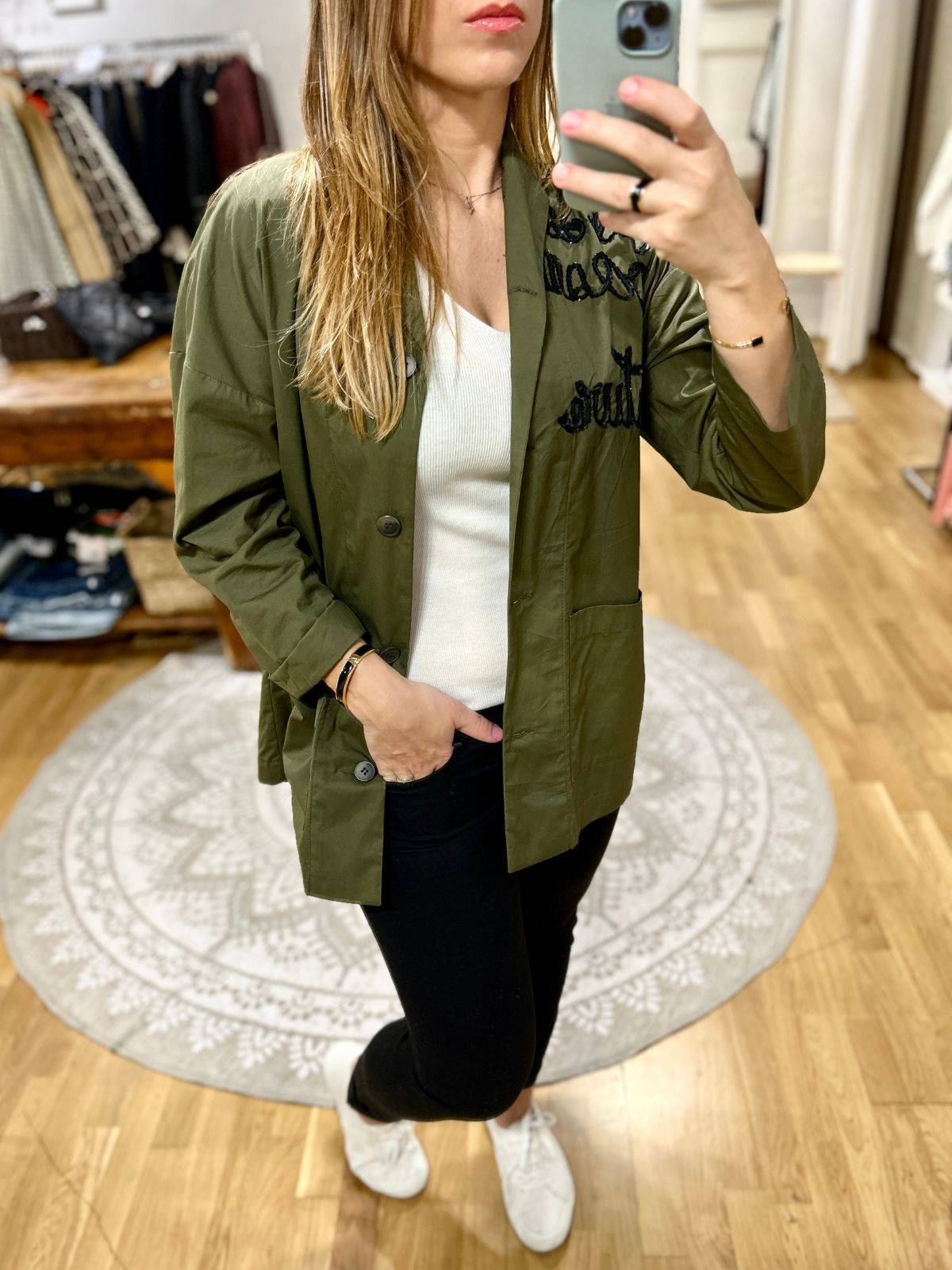 Camicia verde militare con ricamo in paillettes