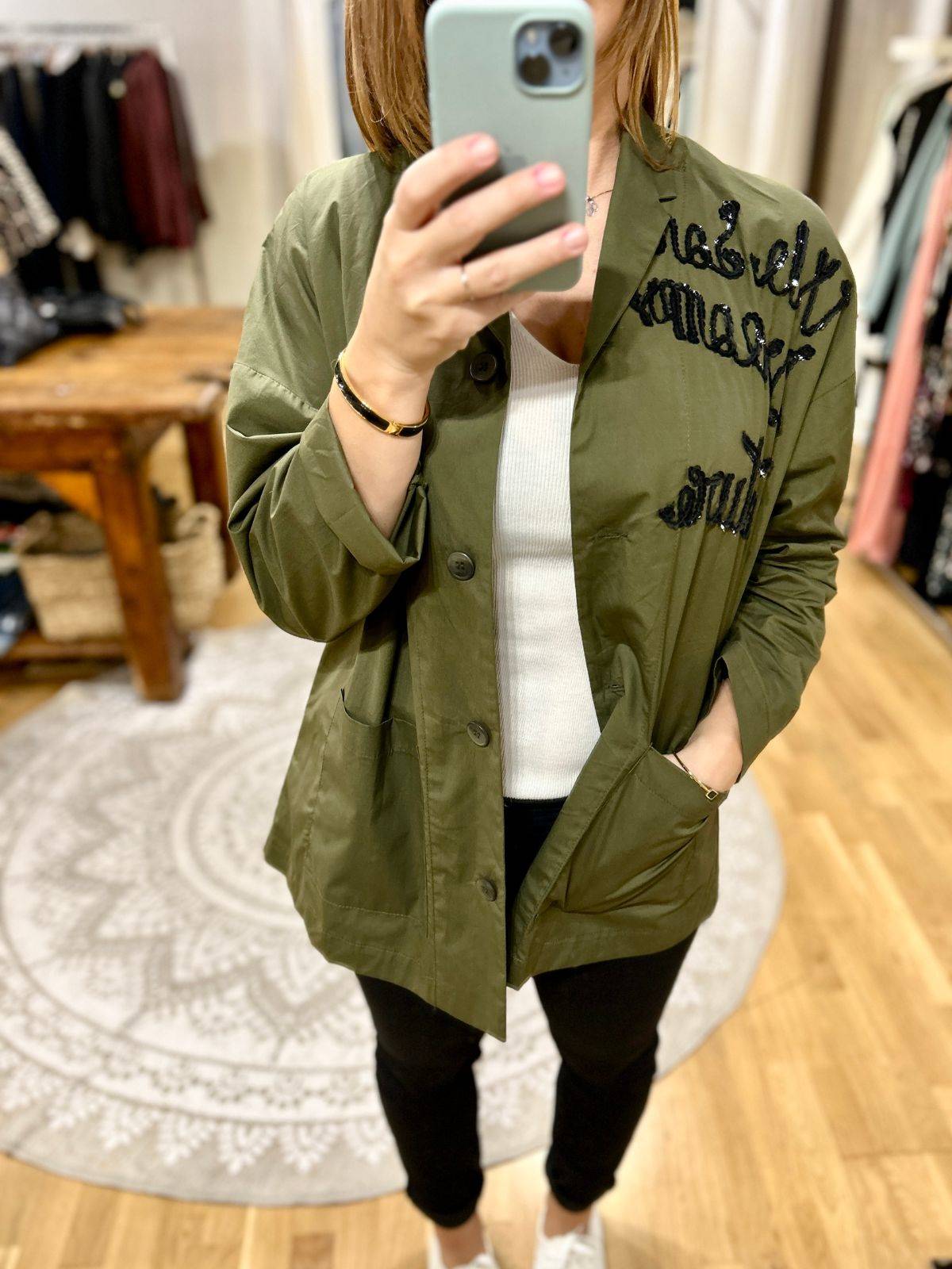 Camicia verde militare con ricamo in paillettes