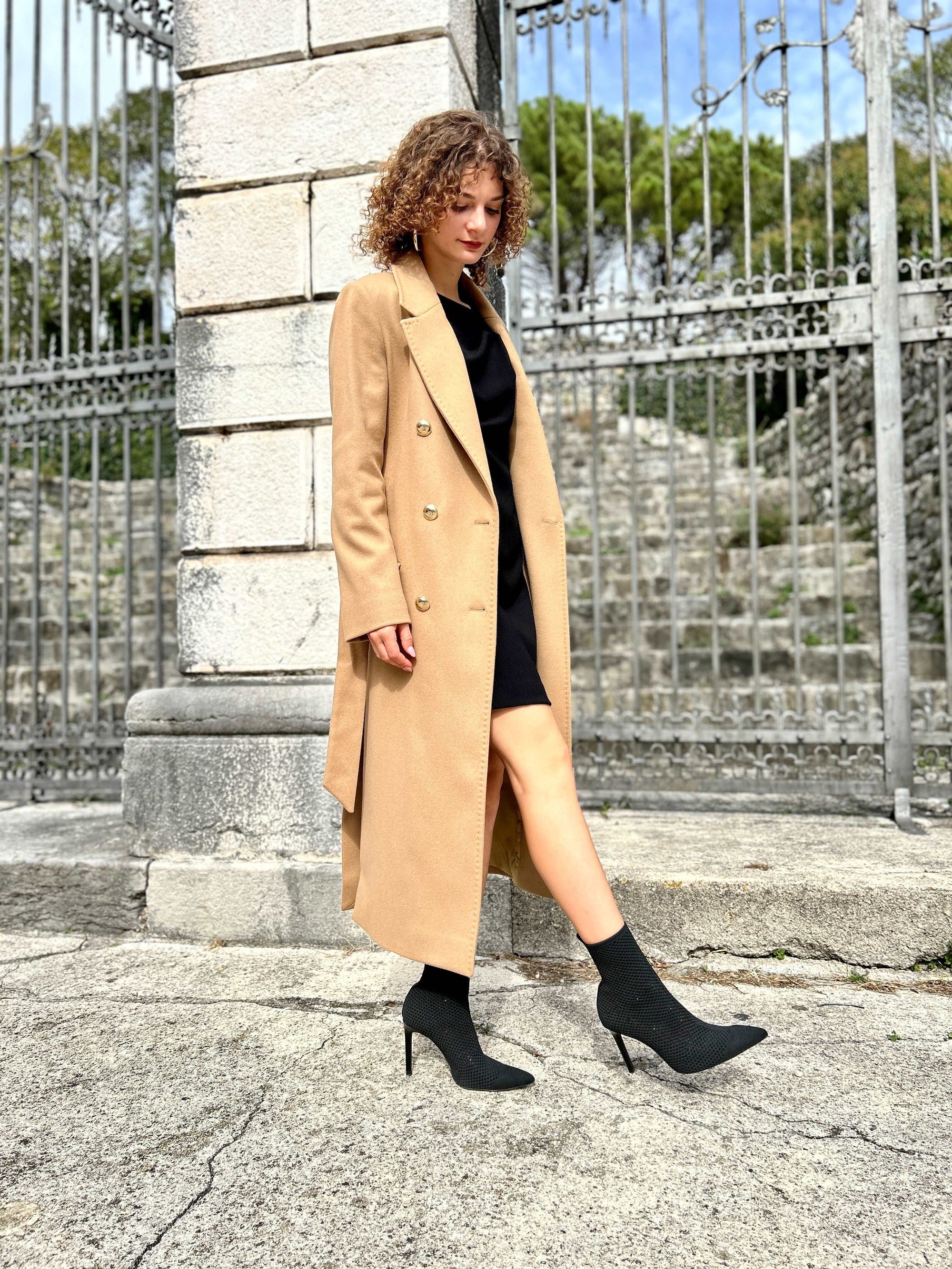 Cappotto con spacchi cammello
