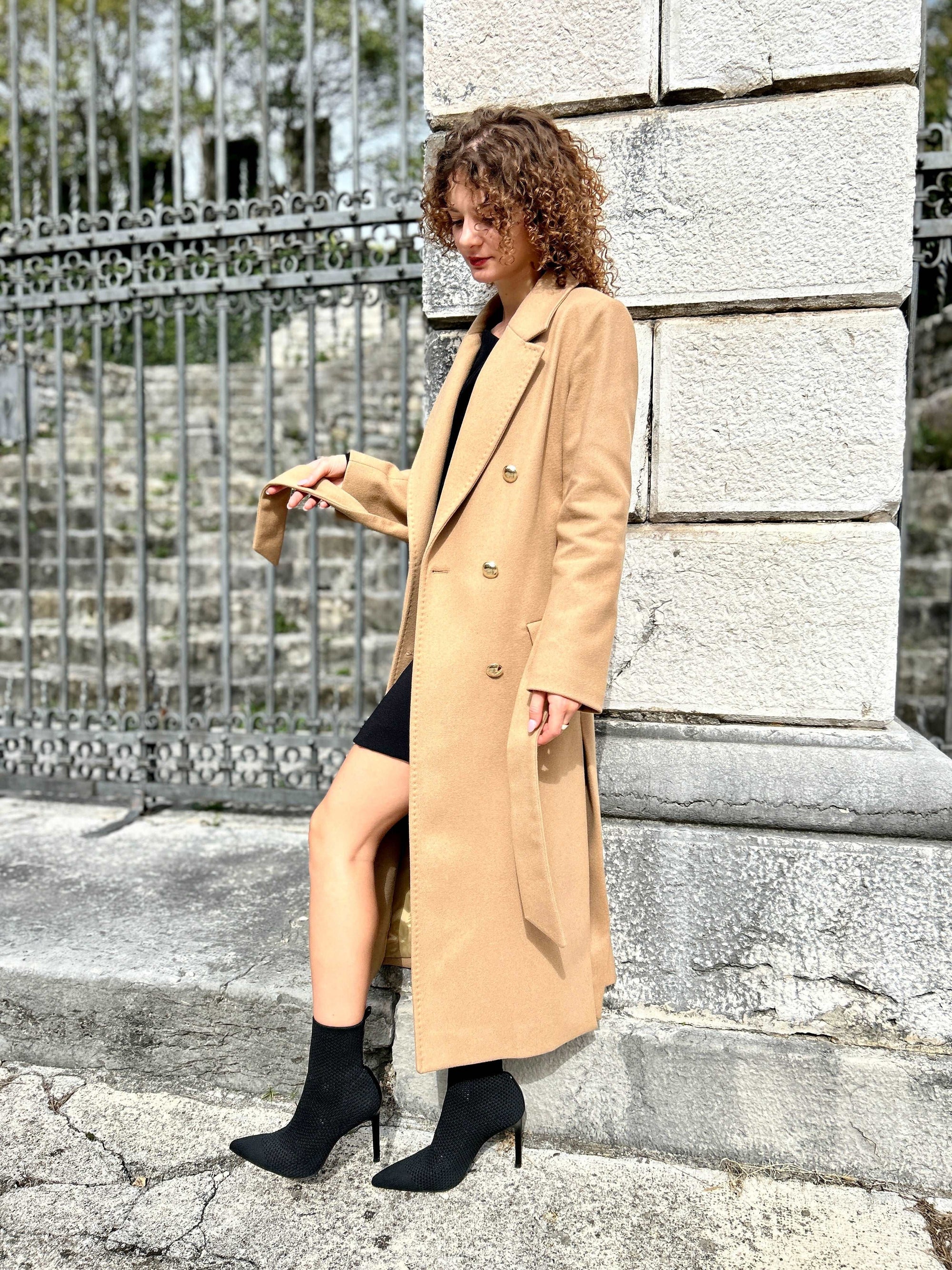 Cappotto con spacchi cammello