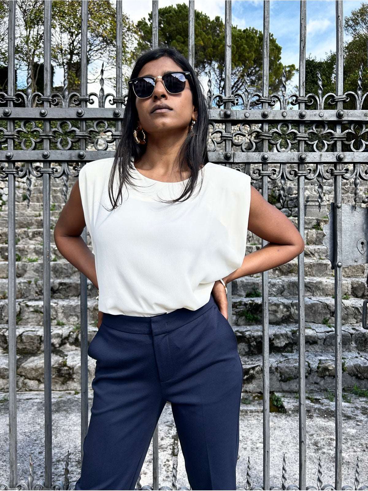 Blusa con spallina imbottita