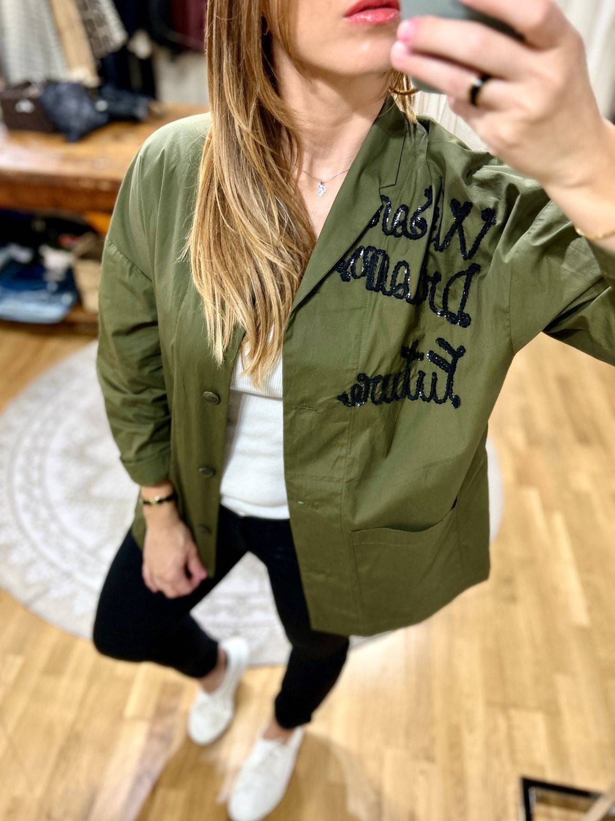 Camicia verde militare con ricamo in paillettes