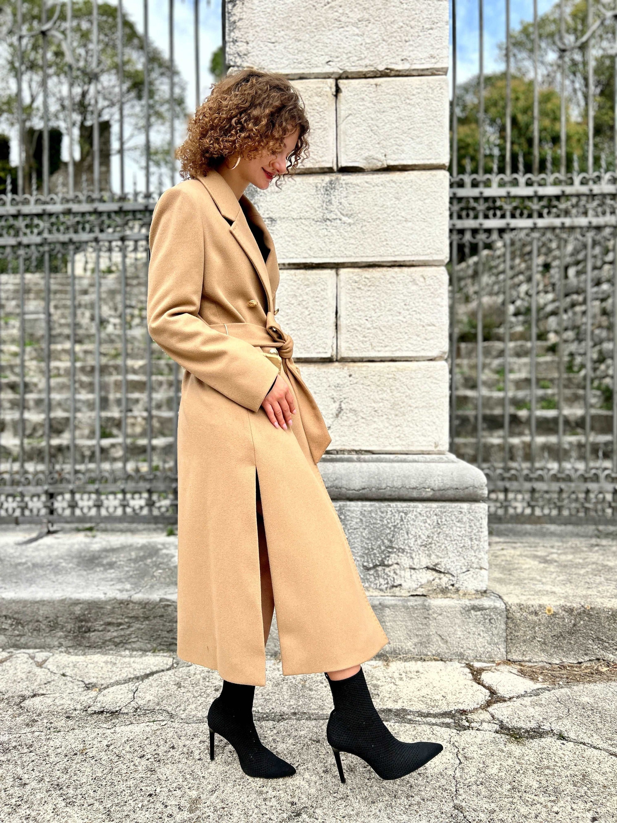 Cappotto con spacchi cammello