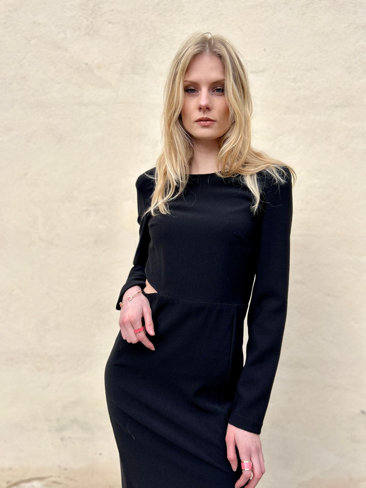 Abito nero con cut out