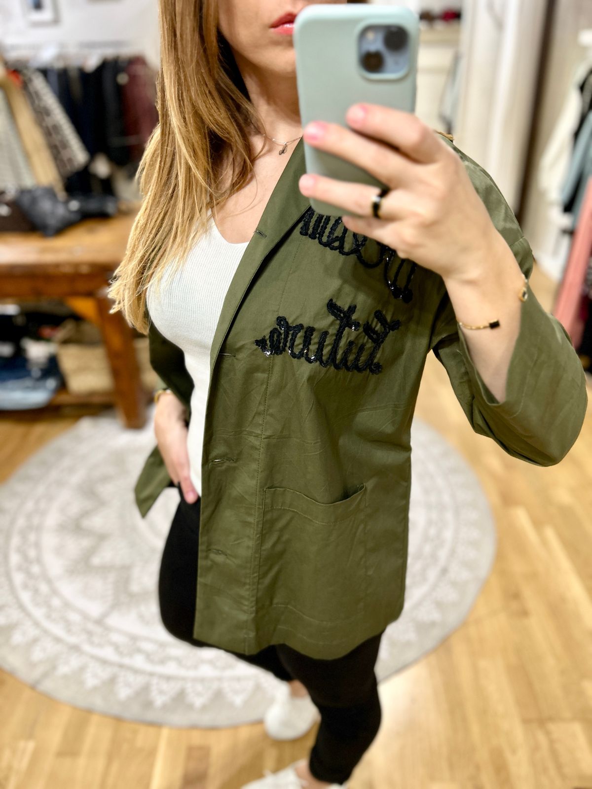 Camicia verde militare con ricamo in paillettes