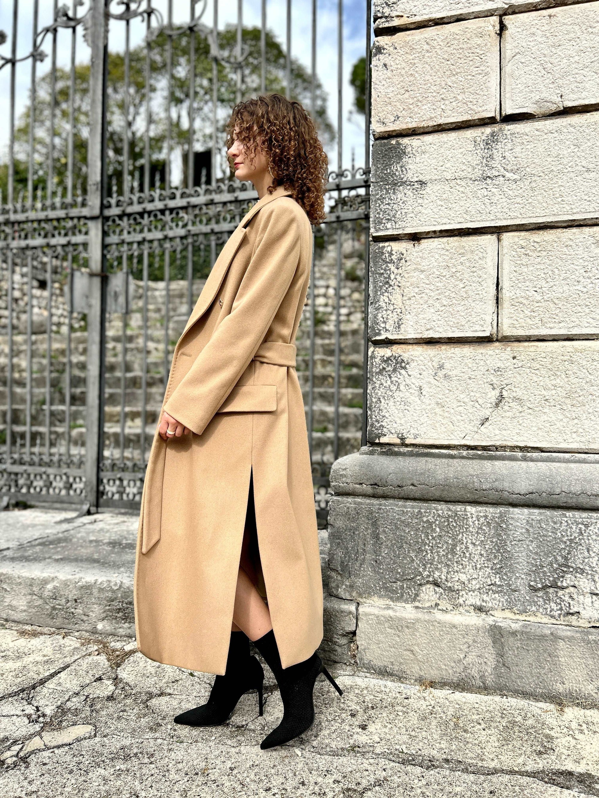 Cappotto con spacchi cammello