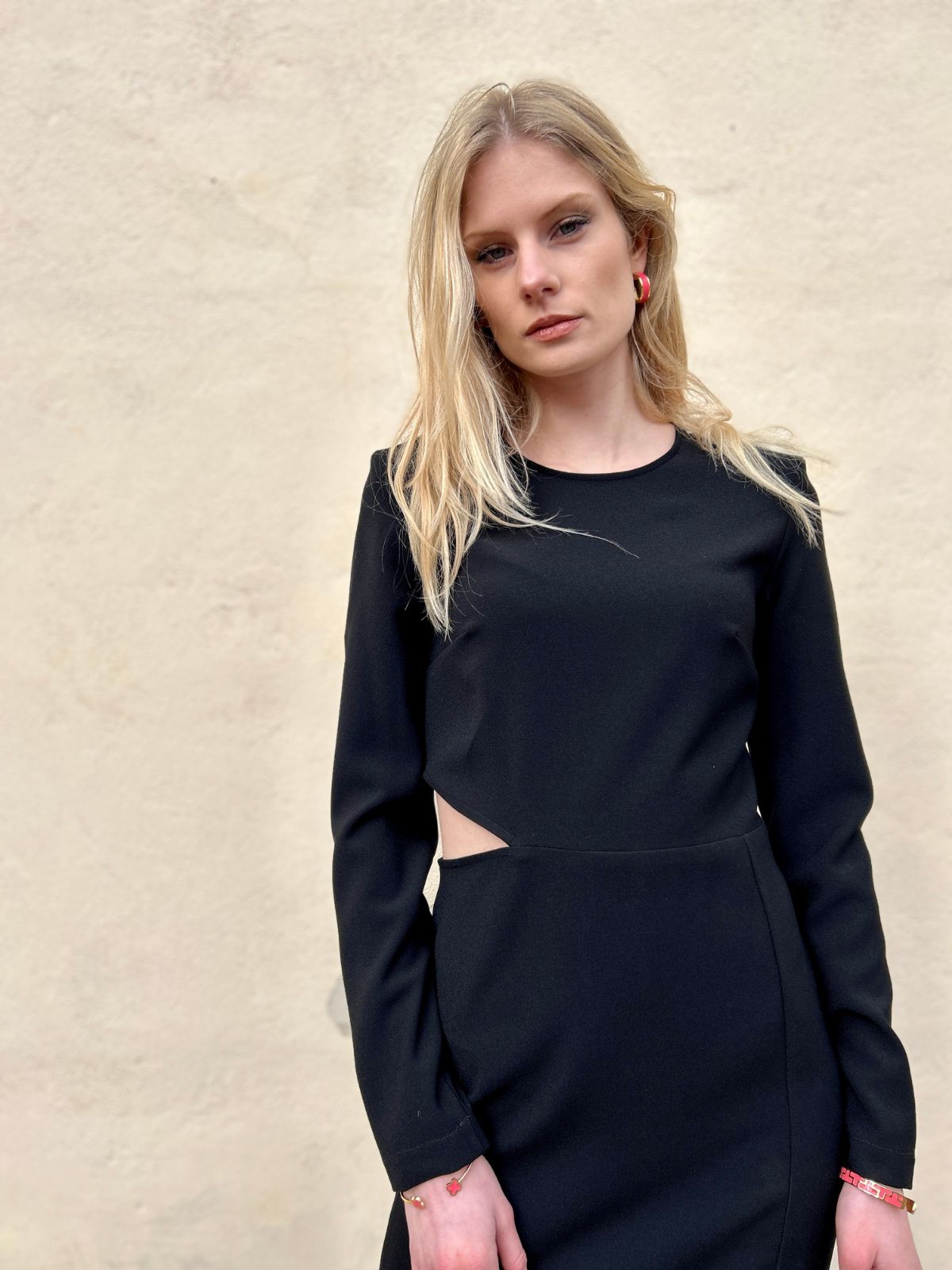 Abito nero con cut out