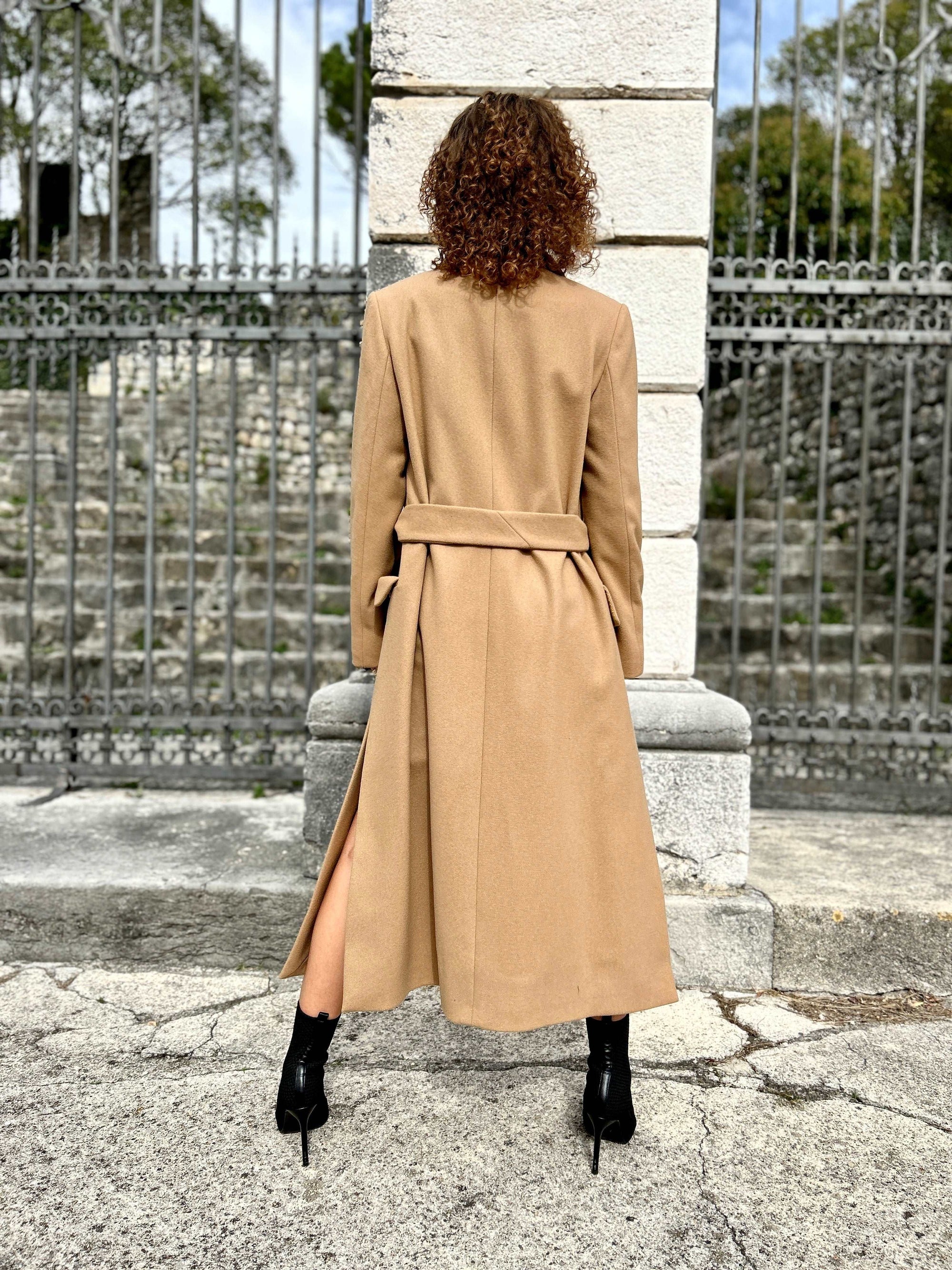 Cappotto con spacchi cammello
