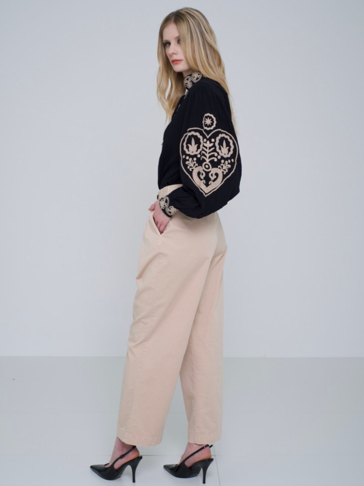 Blusa nera ricamata
