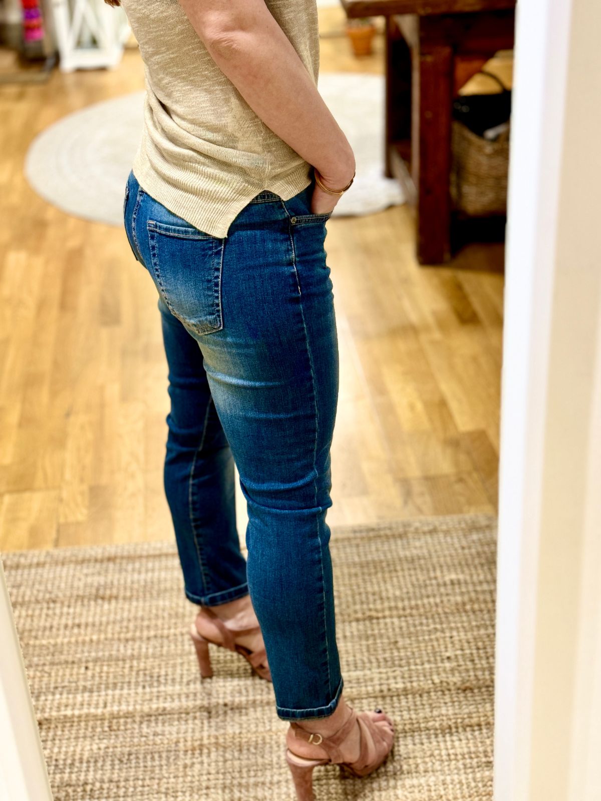 Jeans elasticizzato con lavaggio al thè