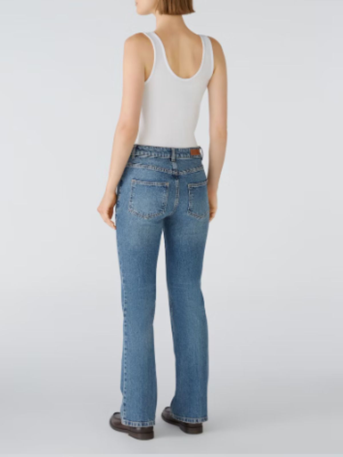 Jeans svasato con taschine